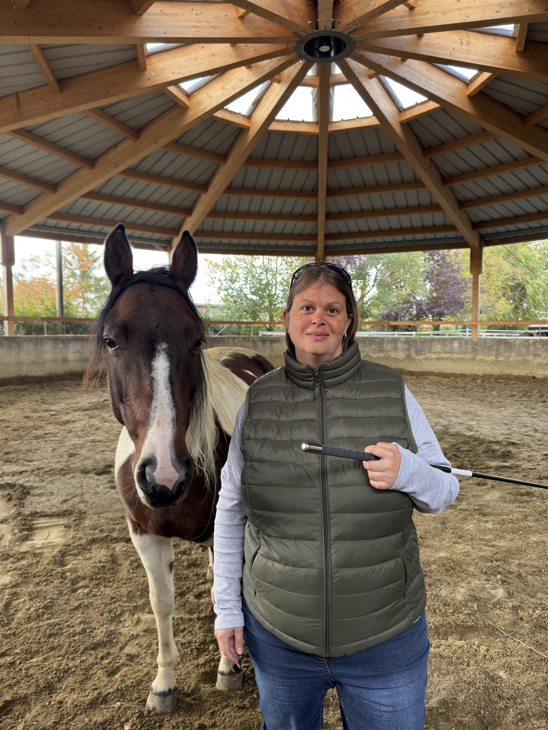 Catrina Schmitt mit einem Pferd in der Reithalle